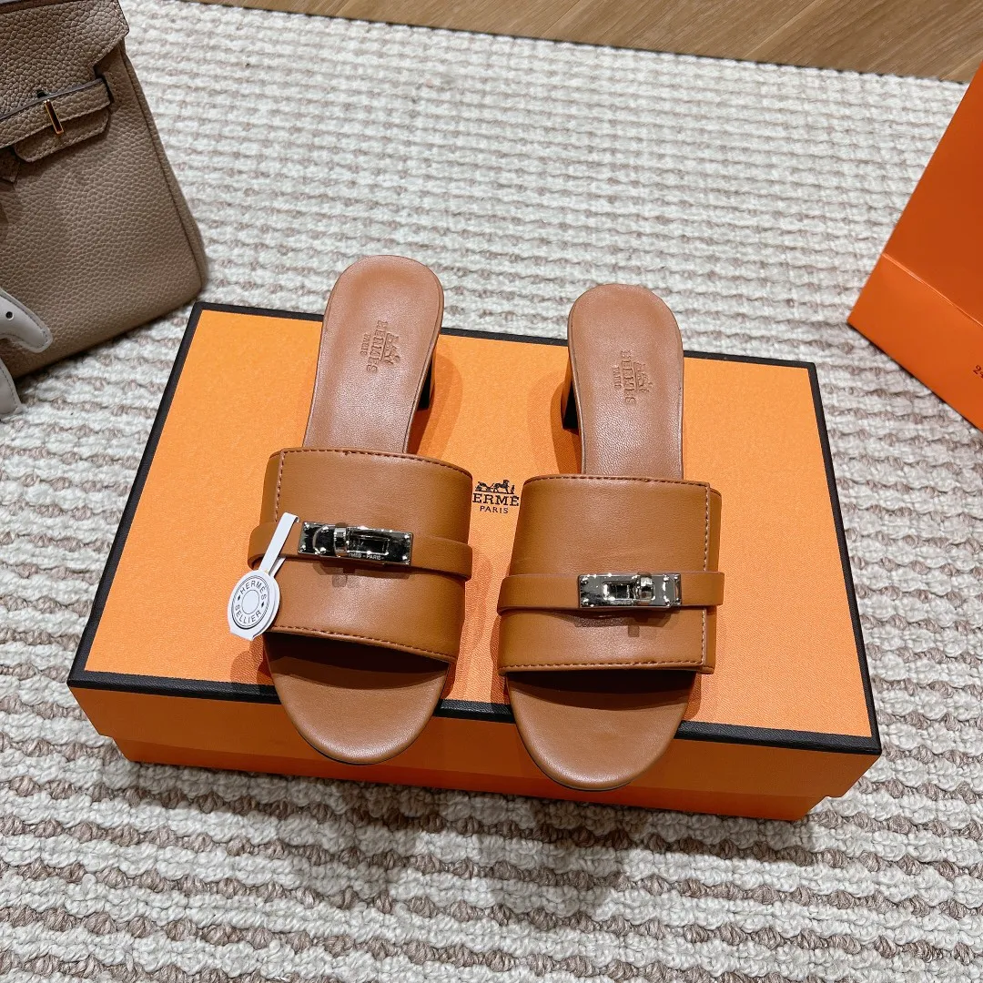 👟👟Ex-factory price 540👟👟 High version of the 2024 spring and summer new HERMES Hermès counter new style. The wedge-heeled Erjiu sandals and slippers, which have been extremely popular recently, are paired with various colorful socks. They are very trendy. Upper: cowhide. Outsole: technological imitation wood sole. Heel height: about 7cm. Size: Female 35-41 (40/41 non-refundable and non-exchangeable)
